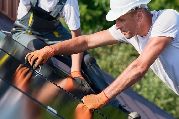 Photovoltaik Installation einer PV Anlage auf einem Dach 3 zu 2