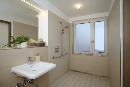 Barriefreies Bad klein Dusche Waschbecken