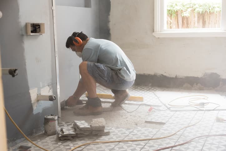 Abschleifen des Badezimmer bodens